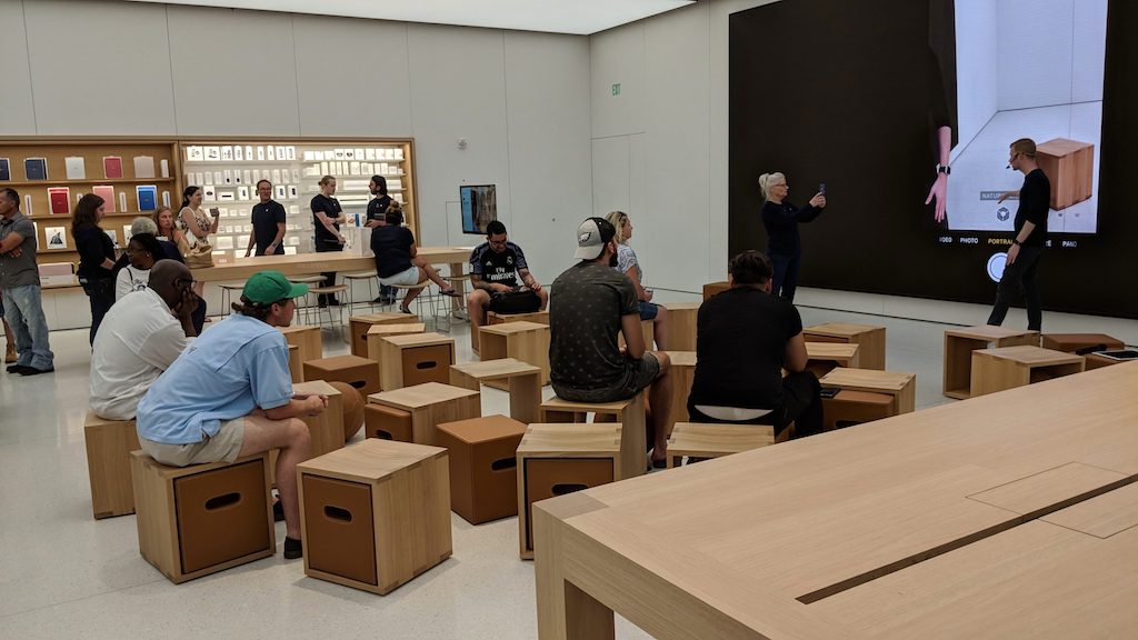 25 Top Photos Check In Apple Store - Apple Store in Dubai has motorized windows: GIF - Business ...