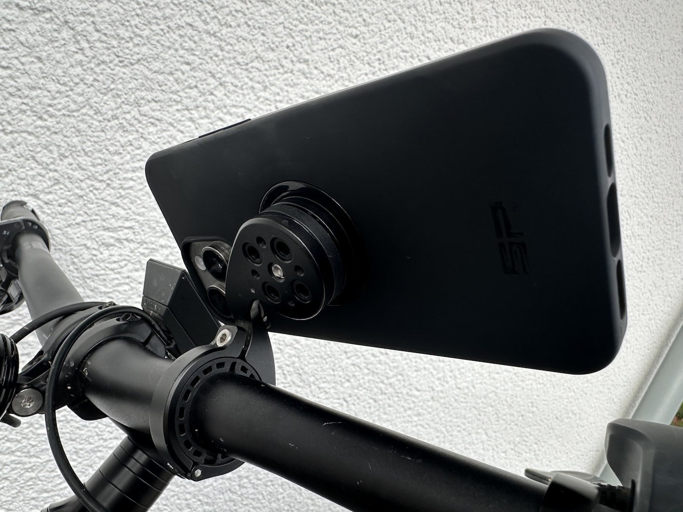 iPhone 15 Pro Fahrradhalterung behält das iPhone im Blick und die Hände am  Lenker - xMount@Bike