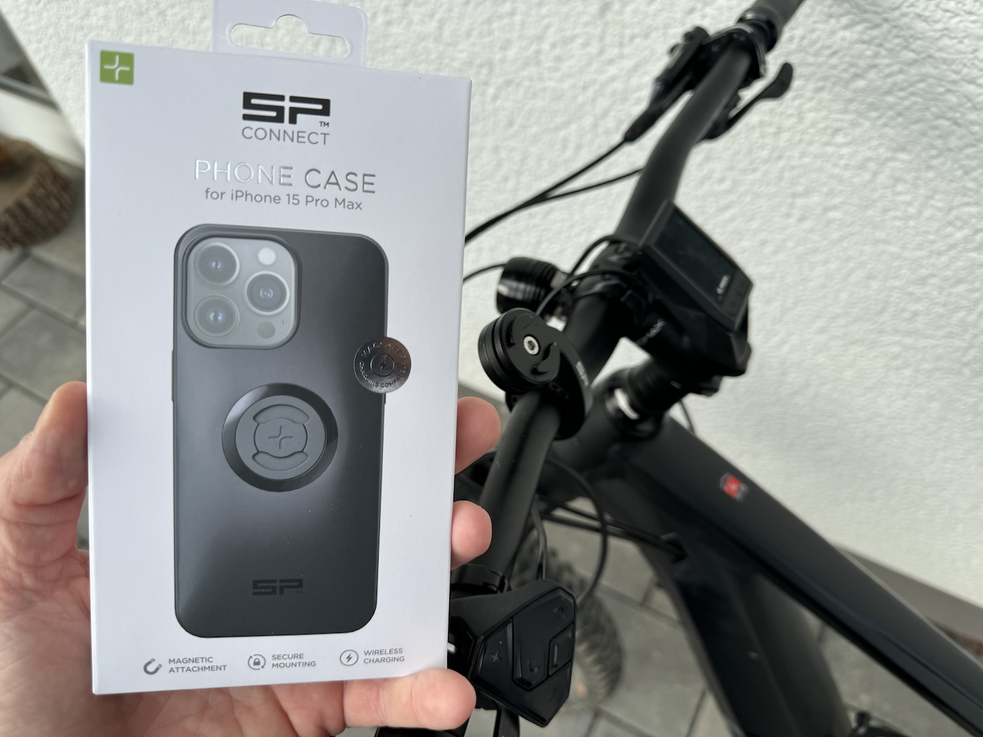 iPhone 15 Pro Fahrradhalterung behält das iPhone im Blick und die Hände am  Lenker - xMount@Bike